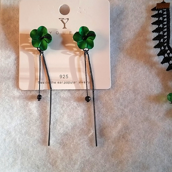 NWT.  Gothic Style Hand/ Wrist/Ring Bracelet & Coordinating Earrings - Picture 2 of 5